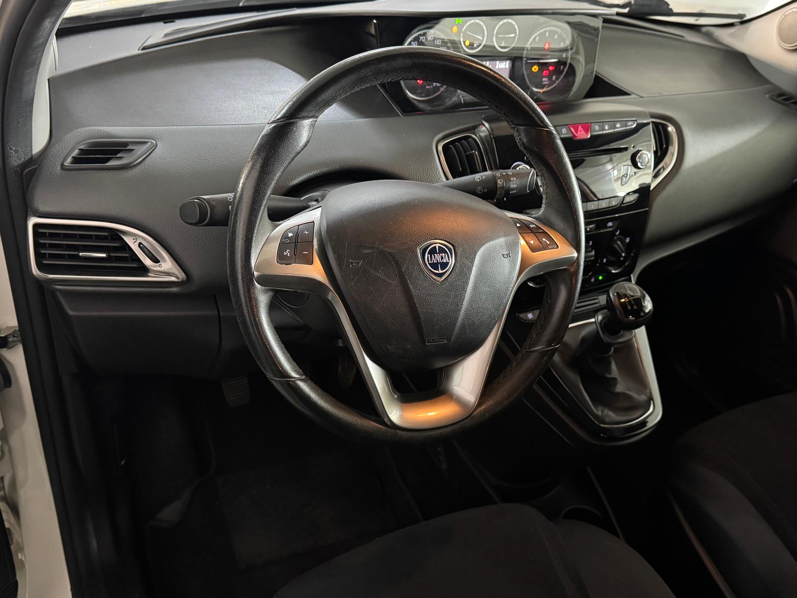
								Lancia Ypsilon 0.9 TwinAir 85CV 5porte full									