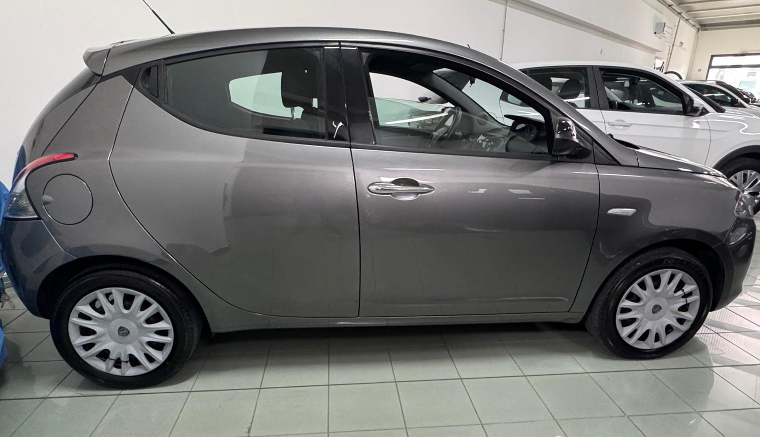 
								Lancia Ypsilon 1.2 69CV 5 porte Gold full									