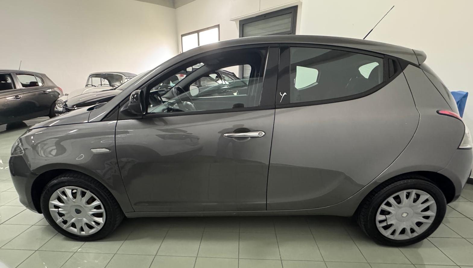 
								Lancia Ypsilon 1.2 69CV 5 porte Gold full									