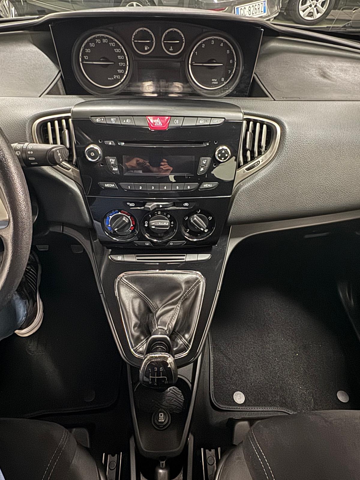 
								Lancia Ypsilon 1.2 69CV 5 porte Gold full									