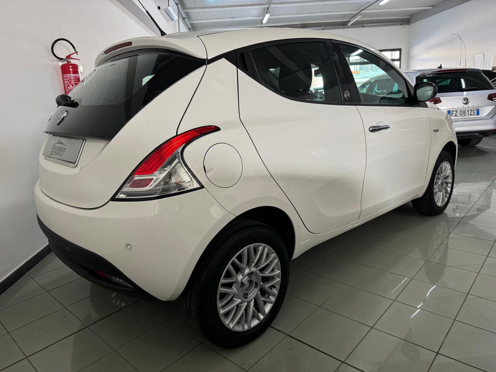 
								Lancia Ypsilon 0.9 TwinAir 85CV 5porte full									