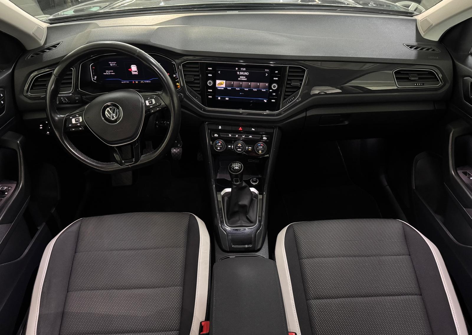 
								Volkswagen T-Roc 1.6 TDI SCR Advanced BMT full									